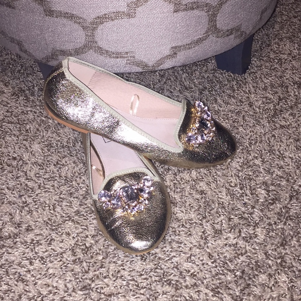 Gold flats with bouquet of crystal stones